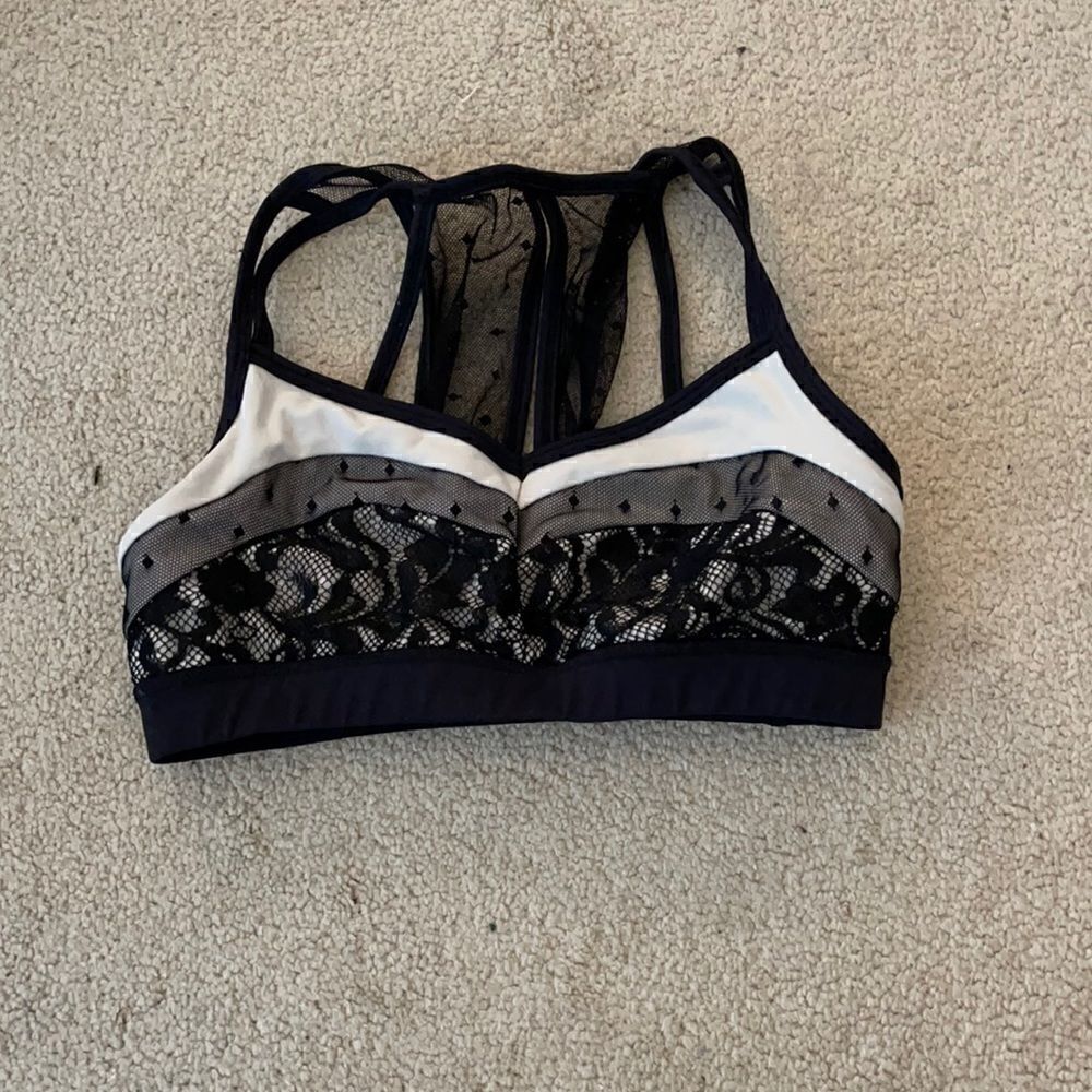 Karma Yoga Lace back detail bra small